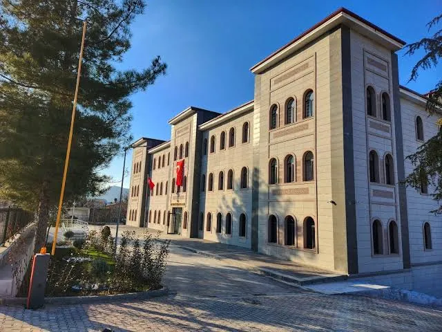 *ERUH’TA VATANDAŞLAR HASTALARI MAĞDUR EDEN DAHİLİYE DOKTORLARINI KAYMAKAM’A ŞİKAYET ETTİ!*