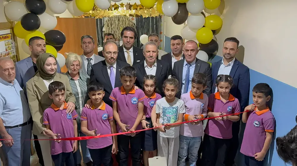 Ebru Gündeş’ten Siirtli Öğrencilere Anlamlı Destek: Cumhuriyet İlkokulu’nda Renkli Hediye Etkinliği Düzenlendi