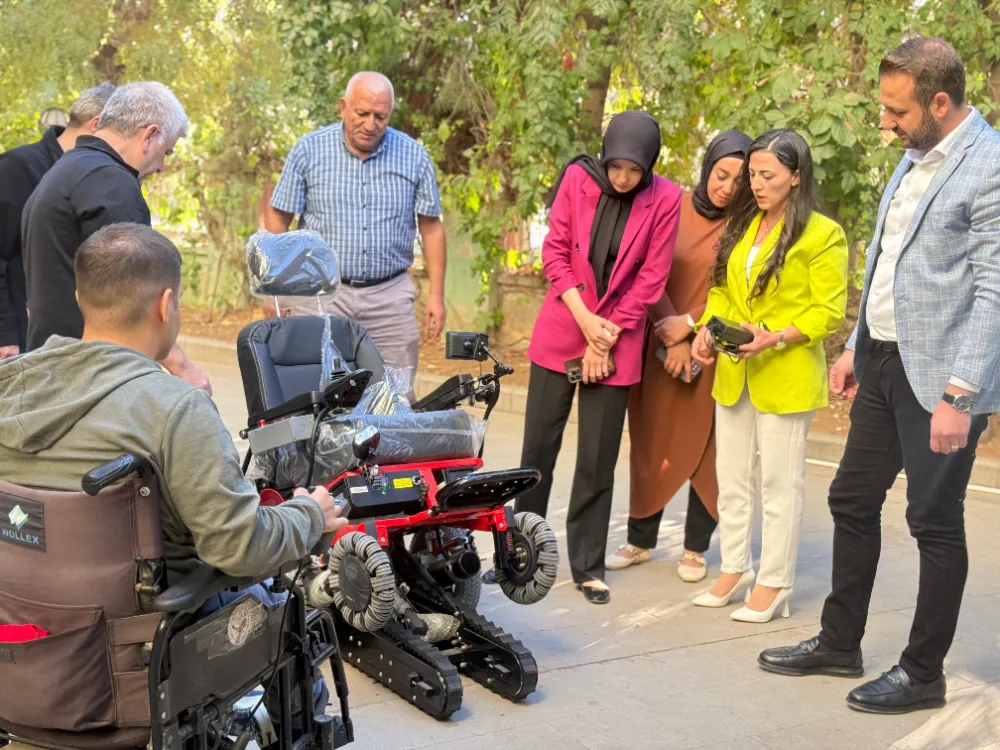 Siirt’te Engelli Gence Merdiven Çıkabilen Tekerlekli Sandalye Desteği