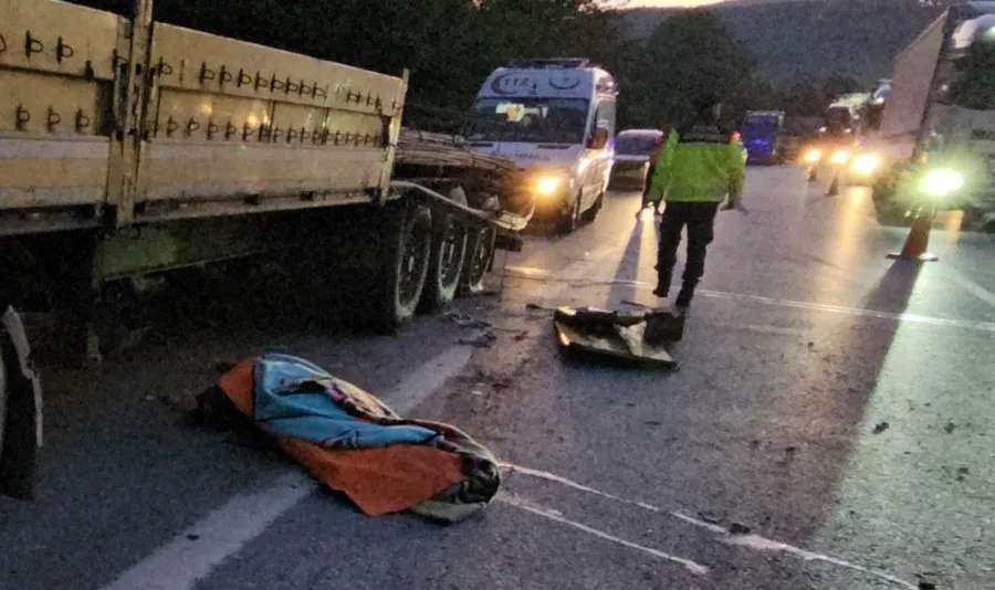 Patlayan lastiği değiştirirken TIR’ın altında kaldı! Genç sürücü can verdi