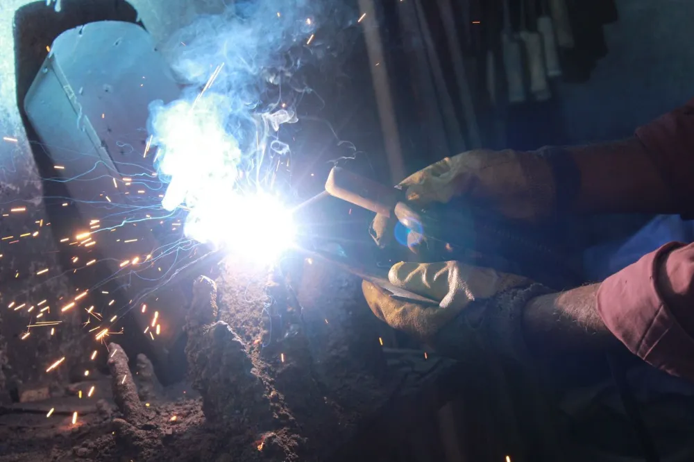 Dededen babaya, babadan oğula kaldı: 30 yıldır demir dövüyor 