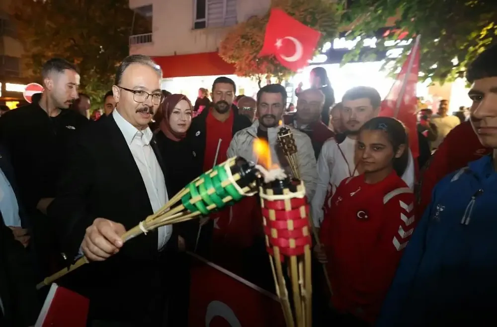 Kırmızı-Beyaz Meşalelerle Siirt’te Cumhuriyet Coşkusu Sokaklara Taştı