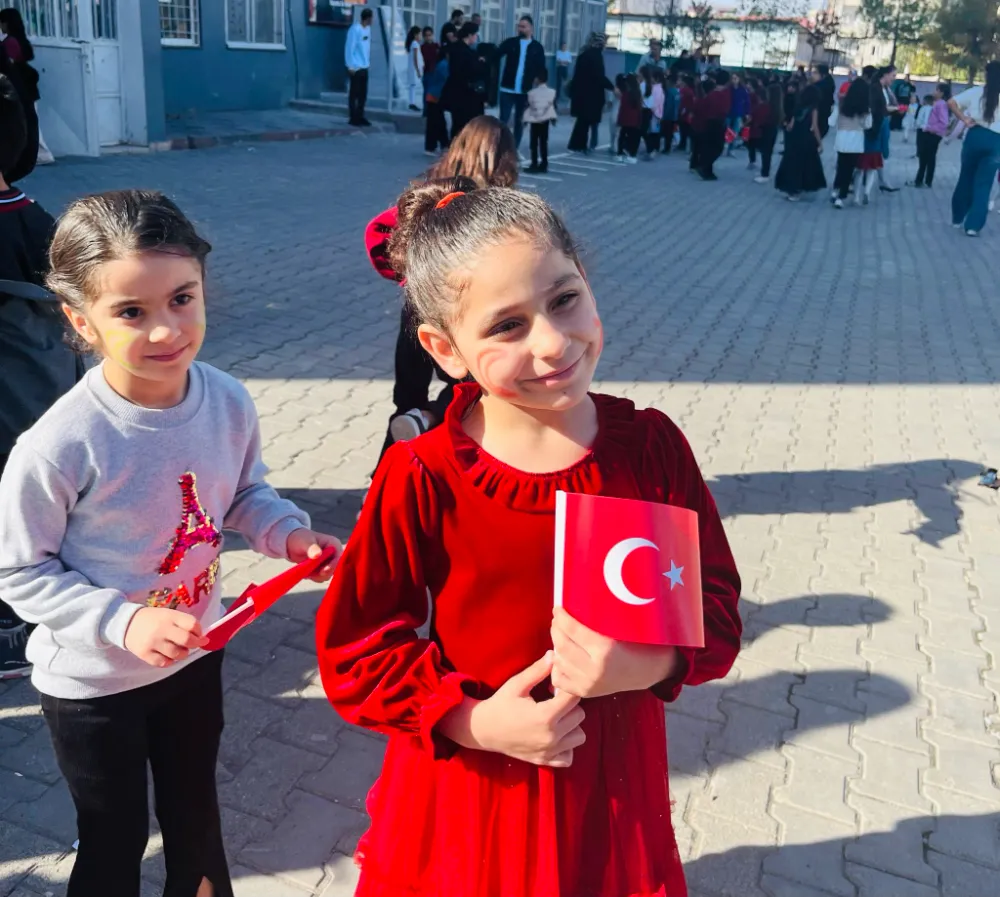 Siirt’te Cumhuriyet Coşkusu: Kız Öğrenci Yurdundan Miniklere Bayram Sürprizi