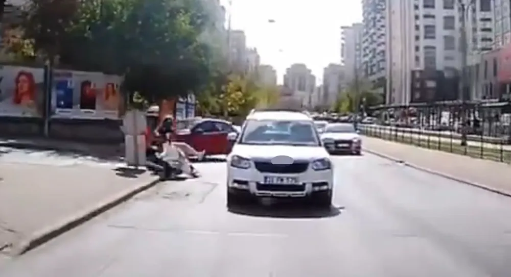 Otomobilin ani manevrası motosikletli kuryeyi hayattan koparıyordu: O anlar araç kamerasında 