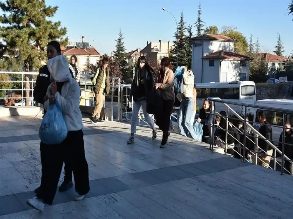 Siirt’in de Aralarında Olduğu 19 İlde Dev Operasyon: 100 Milyon Liralık Dolandırıcılık Şebekesi Çökertildi