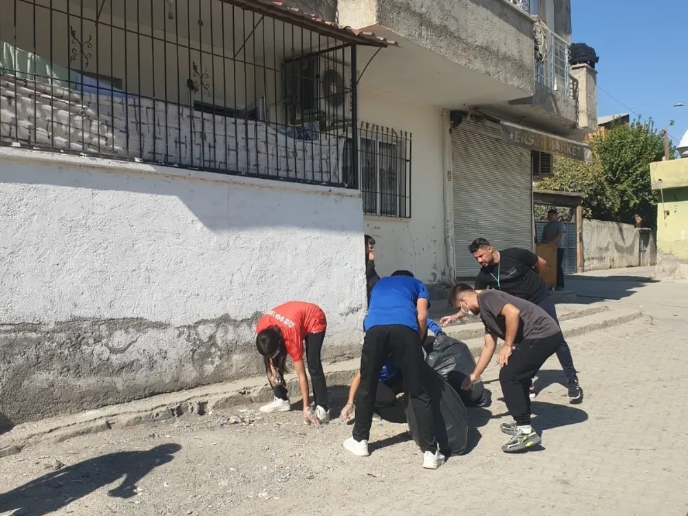 Öğrencileri çevreye el attı, mahalleyi temizledi