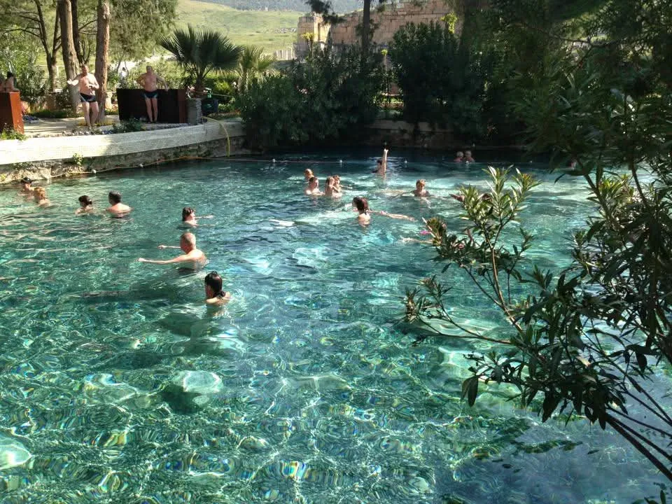 PAMUKKALE’DEN GARNAVÊ’YE UZANAN TERMAL SIR: ROMA’DAN BUGÜNE İKİ KAPLICA ARASINDA DİKKAT ÇEKEN BENZERLİKLER