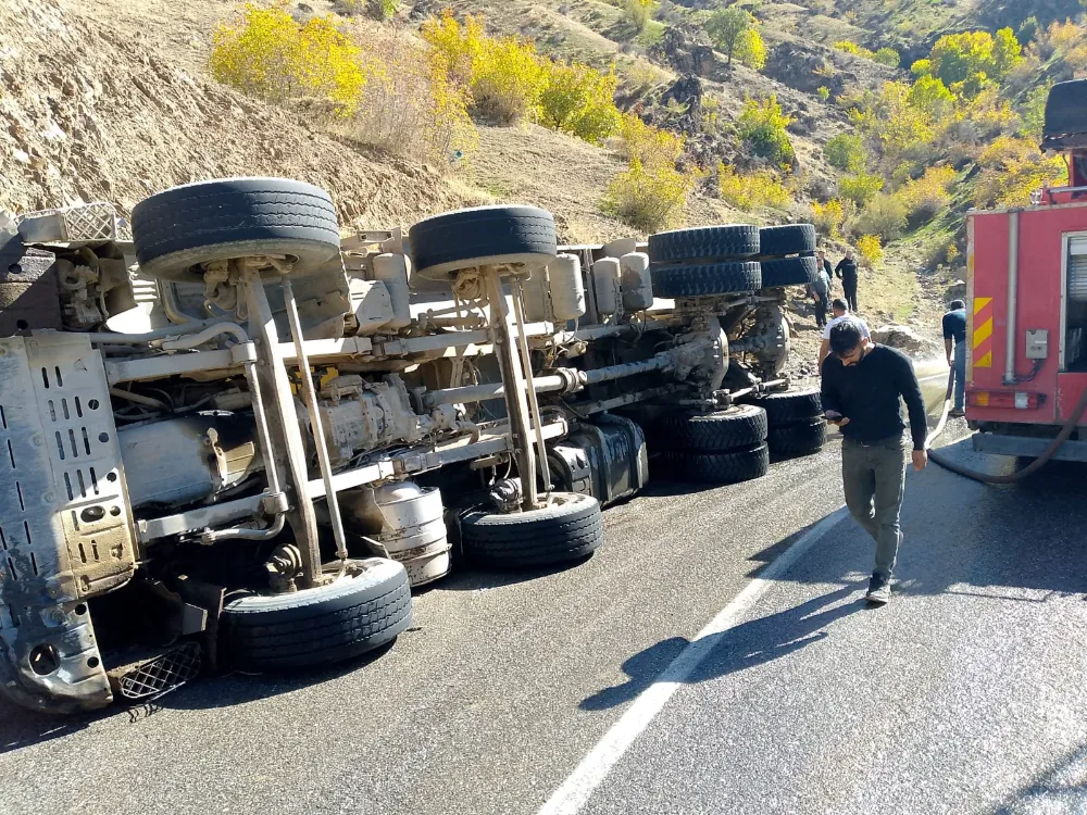 Komşu İlimizde virajı alamayan asfalt yüklü kamyon devrildi