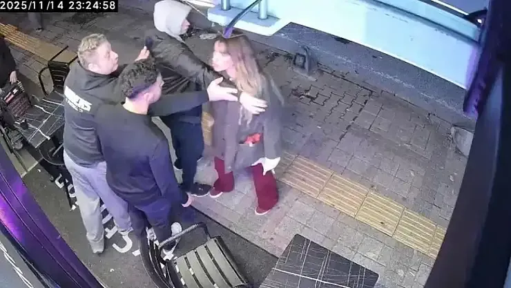 Siirtli Kadının Gece Yarısı Çılgınlığı! Araçlara Saldırdı, Vatandaşlara Meydan Okudu