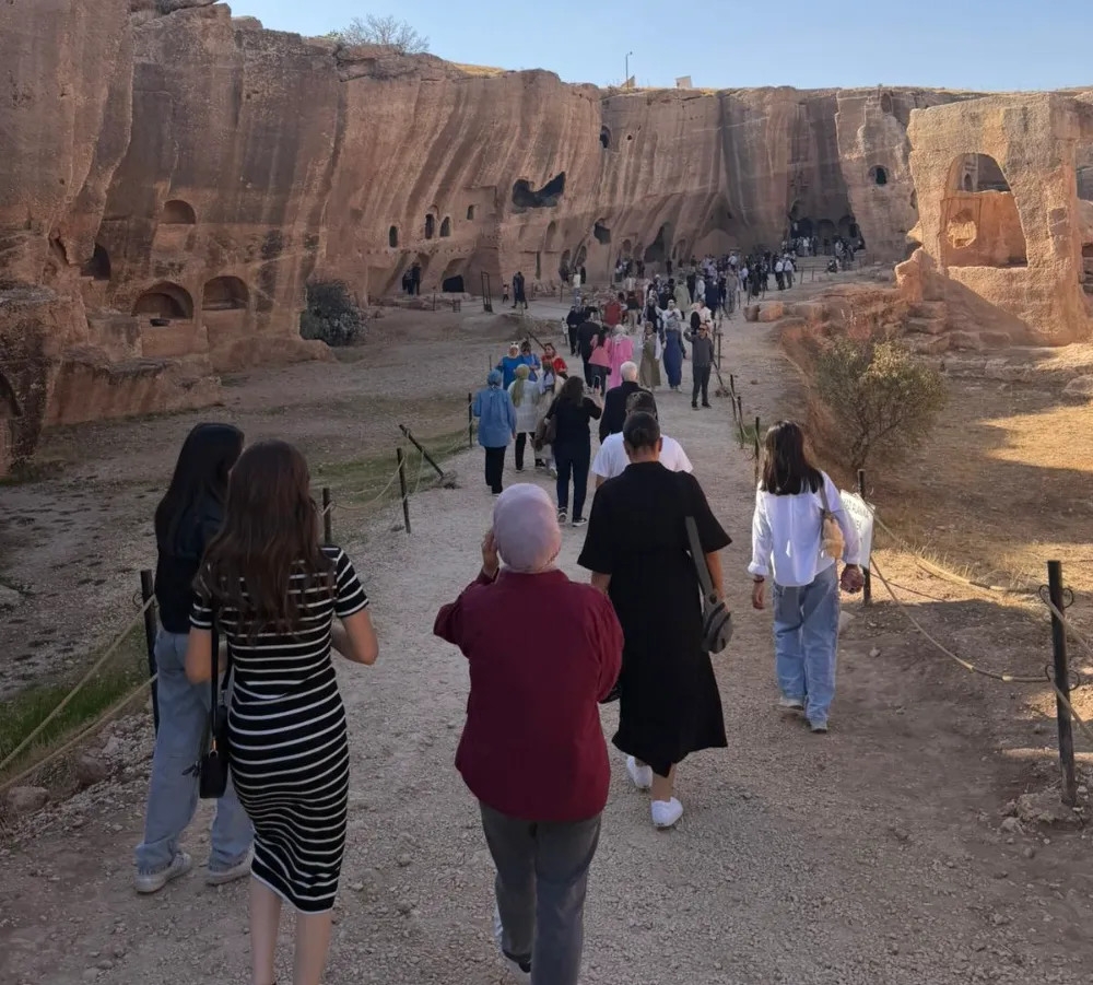 Siirt Çocuk Evleri’nden Anlamlı Etkinlik: LGS ve YKS’ye Hazırlanan Kız Çocuklarına Mardin Gezisi Moral Oldu