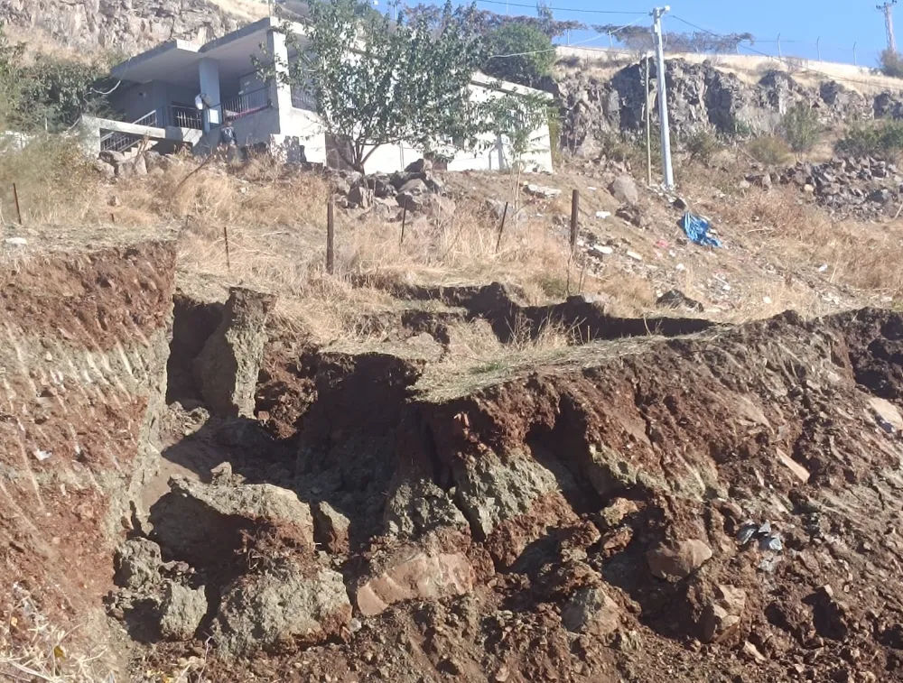 Baykan TOKİ Şantiyesinde Tehlike Çanları: Ev Toprak Kaymasının Eşiğinde!