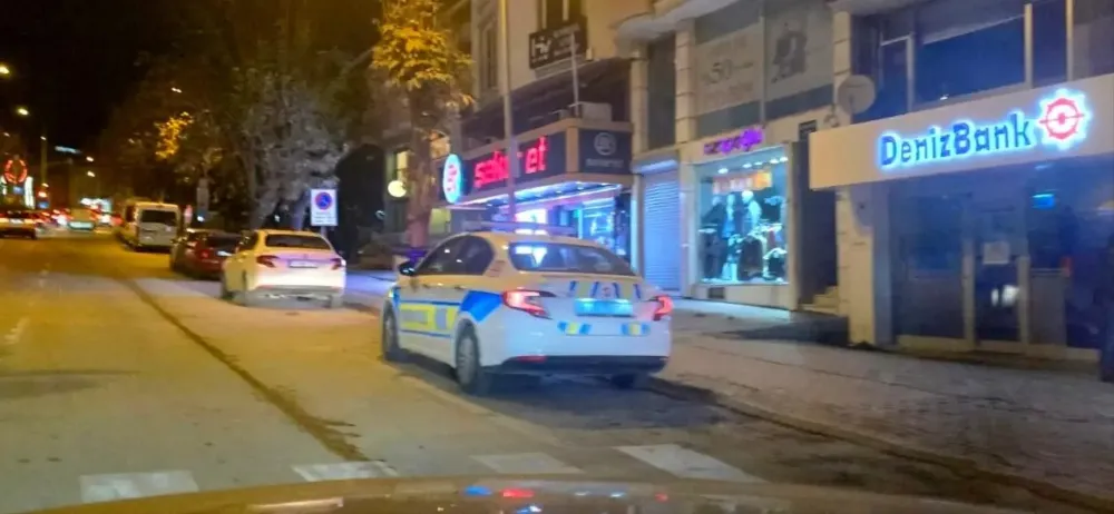 Bacağına saplanan bıçağı çıkartıp karşısındaki kişiyi ağır yaraladı