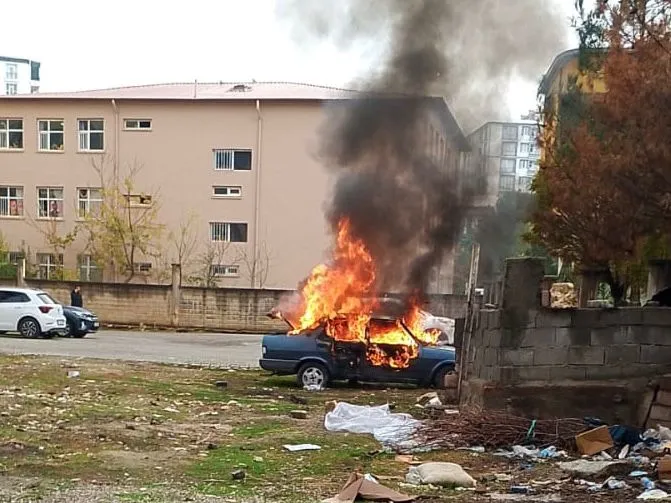 Kurtalan’da Sağlık Lojmanı Bahçesinde Araç Yangını Paniğe Neden Oldu