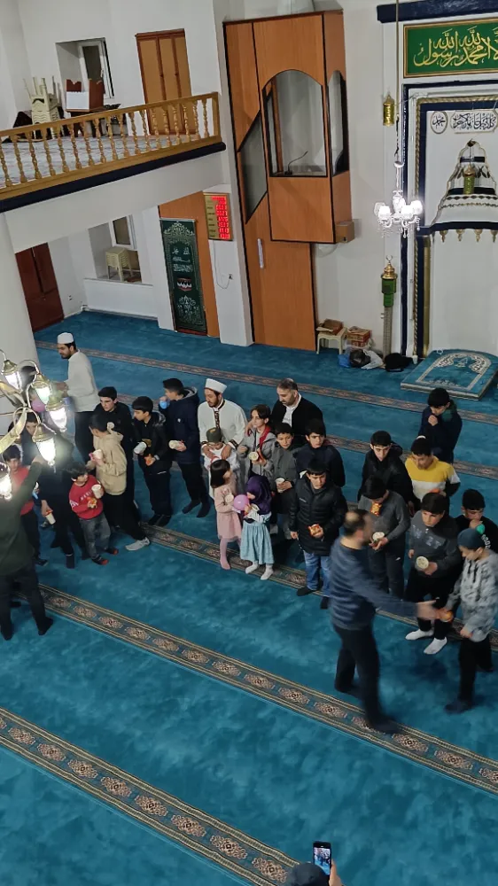 Çocukların İmam İle Oyunu Yürekleri Isıttı