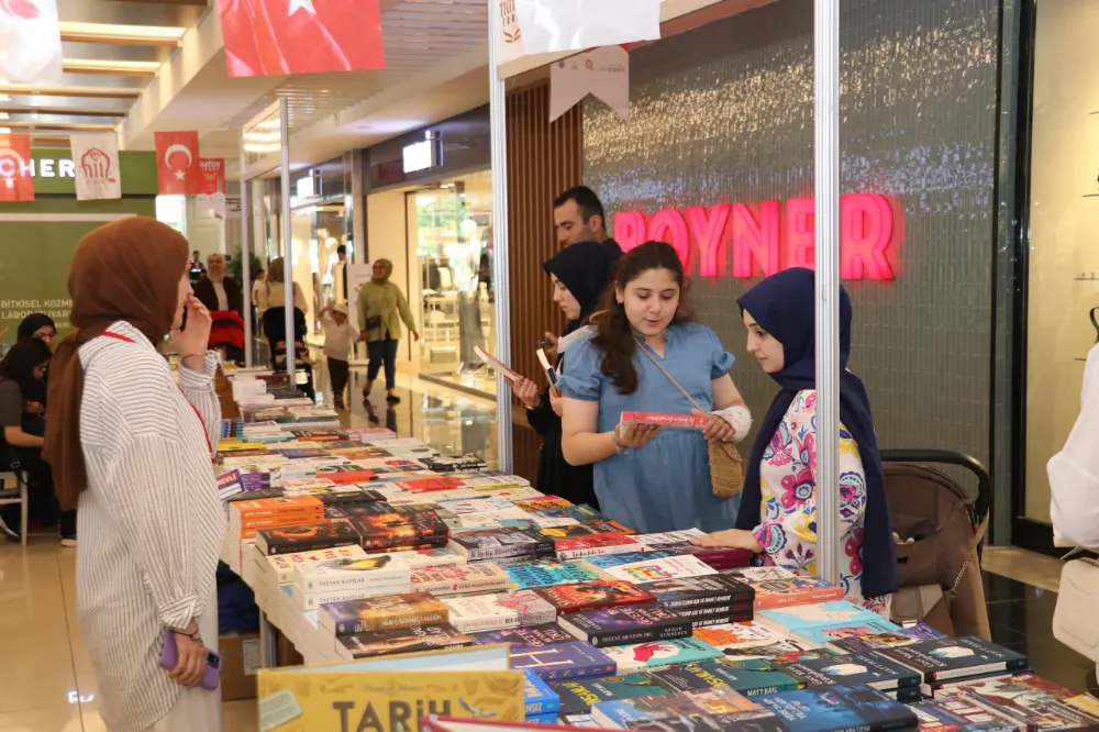 11. SİİRT GELENEKSEL KİTAP FUARI RENKLİ GÖRÜNTÜLERE SAHNE OLMAYA DEVAM EDİYOR