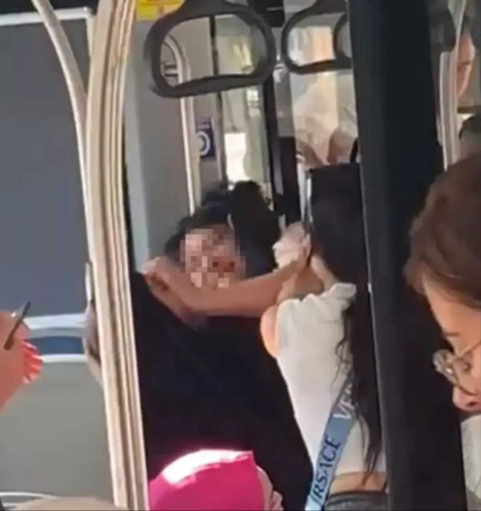 Otobüste çarşaflı kadına saldırdı: Defolun gidin bu ülkeden