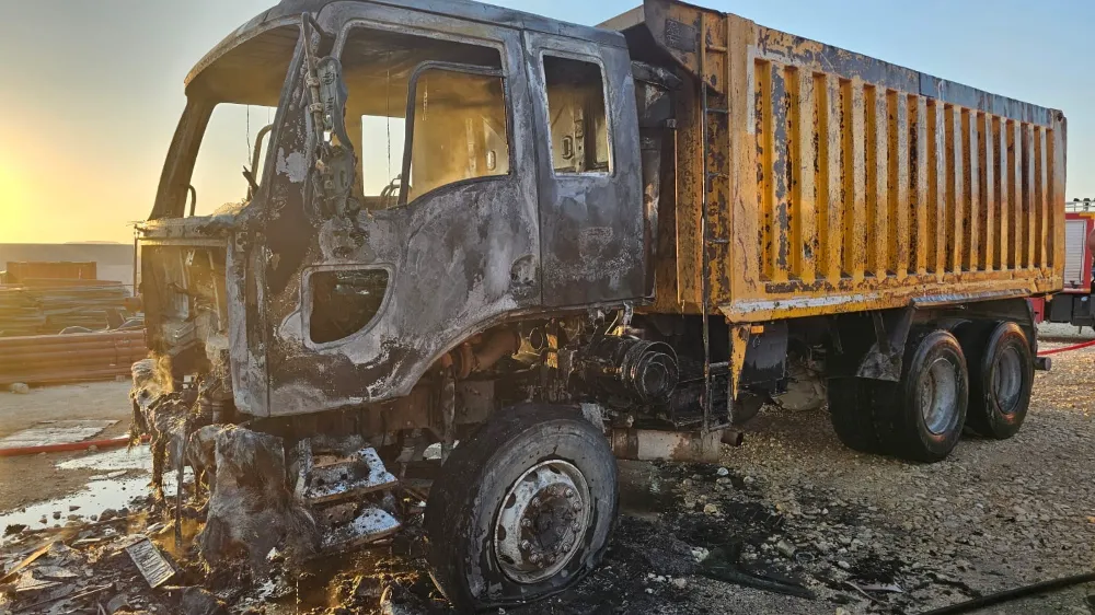 Hafriyat kamyonu yangında kül oldu