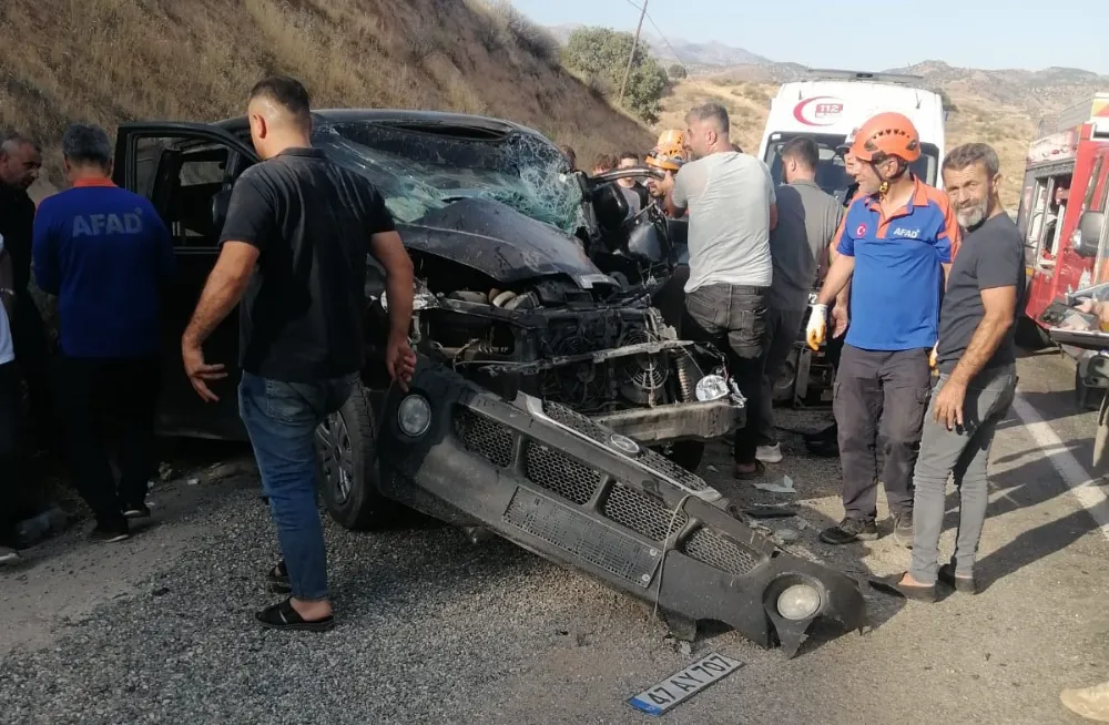 Kozluk’ta Trafik Kazası: Panelvan Minibüs Biçerdövere Çarptı – Sürücü Yaralandı