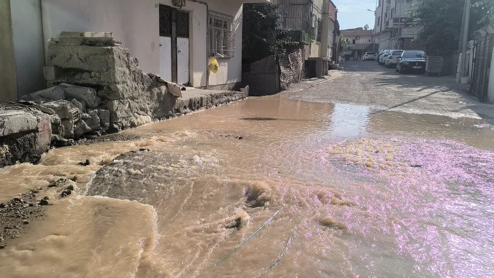 Kurtalan’da İçme Suyu Hattı Patladı, Çarşı Merkezi Sular Altında Kaldı: Esnaf ve Vatandaş Zor Anlar Yaşadı