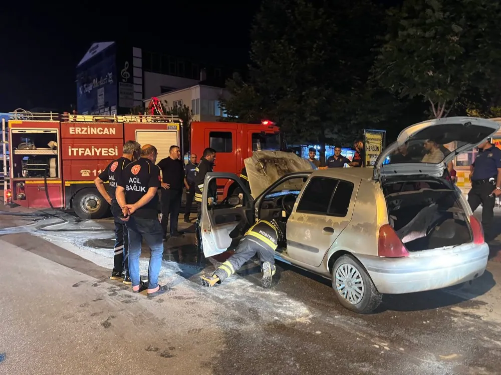 Erzincan’da gece saatlerinde korkutan araç yangını