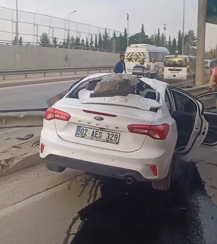 Otomobil bariyerlere girdi