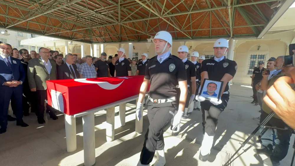 Trafik kazasında hayatını kaybeden polis memuru son yolculuğuna uğurlandı