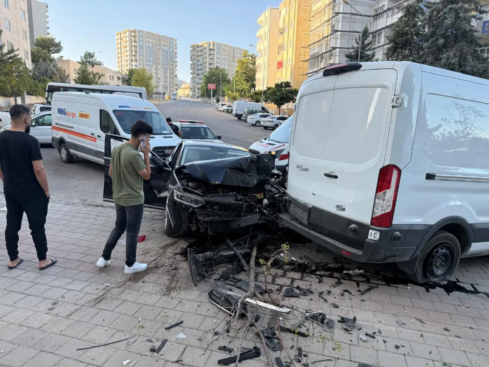 Batman’da otomobil ile minibüs çarpıştı: 1 yaralı