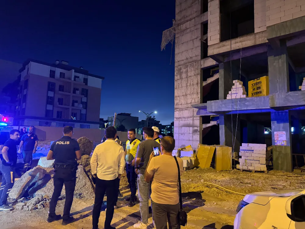 Trafik cezasına kızarak binanın tepesine çıktı