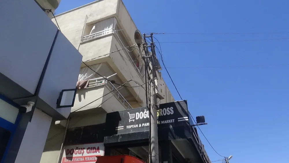 Onarmak için çıktığı elektrik direğinde akıma kapılarak yere çakıldı