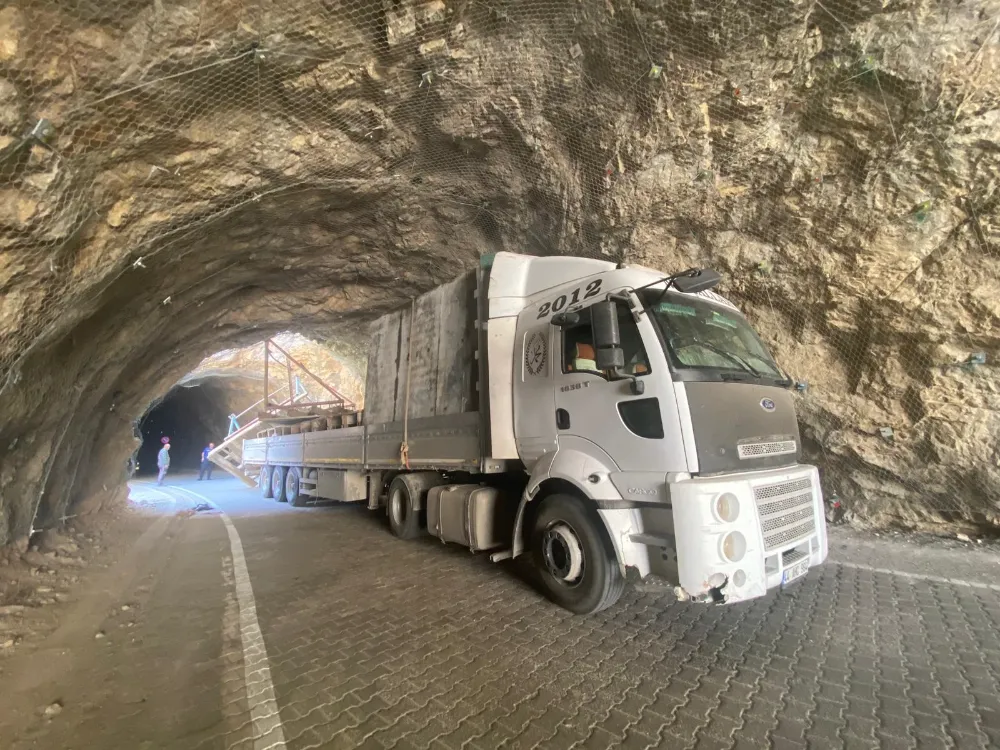 Taş Yolu tırın tünele sıkışması sonucu ulaşıma kapatıldı