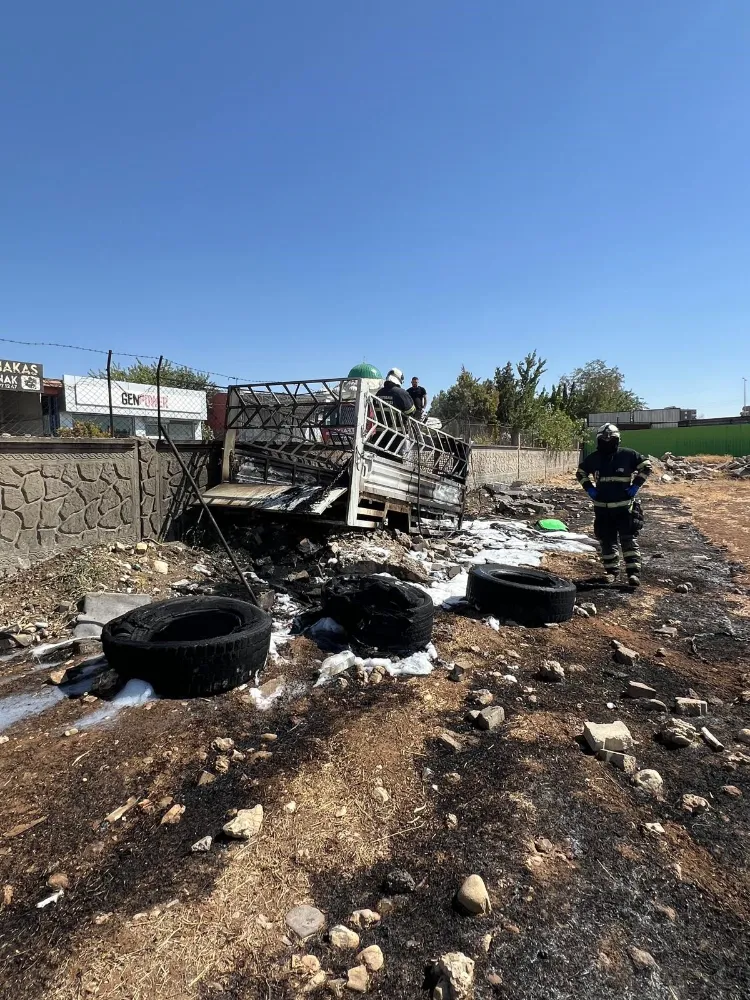 Batman‘da kamyonet römorkunda bulunan lastiklerle yandı