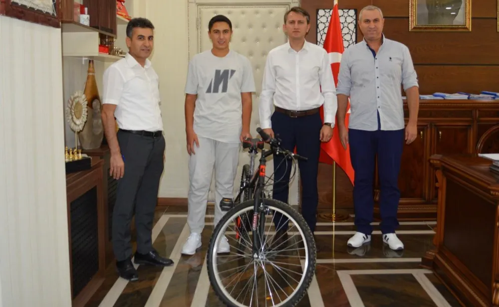 Azmin Zaferi: LGS İlçe Birincisine Siirt,Baykan Kaymakamdan Anlamlı Hediye