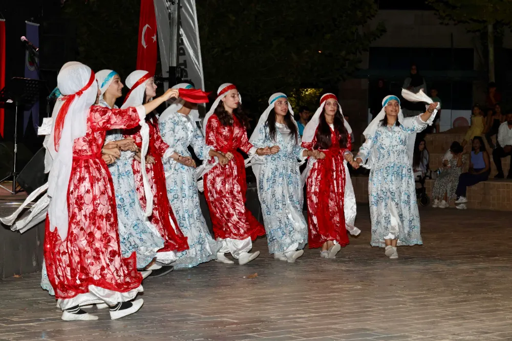 Siirt’te Halk Konseri Coşkusu!   Üç Dilde Ezgiler, Halaylarla Renklenen Halk Konseri!