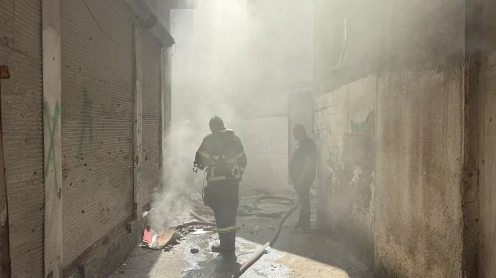 Neredeyse bir gündür yanıyor: Ayakkabıların bulunduğu depodaki yangın söndürülemiyor 