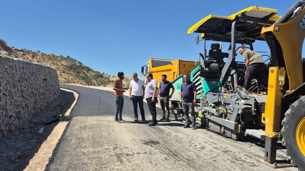 Pervari’de Ulaşımı Rahatlatacak 7,4 Kilometrelik Yol Çalışması Sona Yaklaşıyor