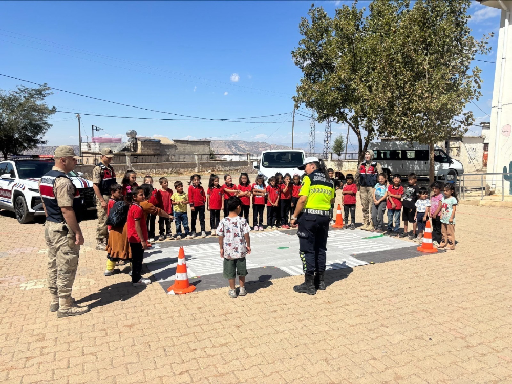SİİRT İL JANDARMA KOMUTANLIĞI, “GÜÇLÜ AİLE GÜÇLÜ GELECEK” PROJESİ KAPSAMINDA ÖĞRENCİLERE EĞİTİM VERİLDİ