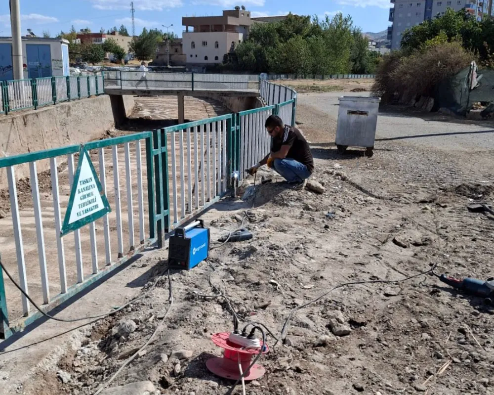Tekel Mahallesi’nde DSİ Kanal Yatağı Korkulukları Onarıldı
