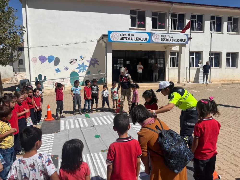 “Güçlü Aile, Güvenli Toplum, Aydınlık Gelecek” için Siirt Jandarmadan Öğrencilere Hayati Eğitim