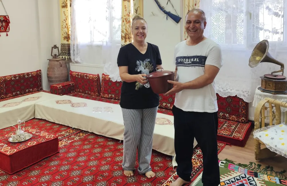 Eruh’ta Siirt Ürünlerine Destek: Nazmiye Teymurtaş’a Perde Pilav Tenceresi Hediyesi