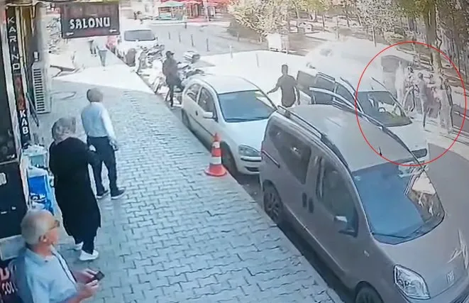 Elazığ’da bir grup, yolda yürüyen 3 kişinin yolunu kesip darp etti