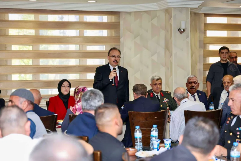 VALİ KIZILKAYA EV SAHİPLİĞİNDE GAZİLER ONURUNA YEMEK PROGRAMI