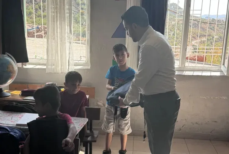 Baykan’da AK Parti Gençlik Kolları ve TÜGVA’nın Çanta Projesi Öğrencilerin Yüzünü Güldürdü