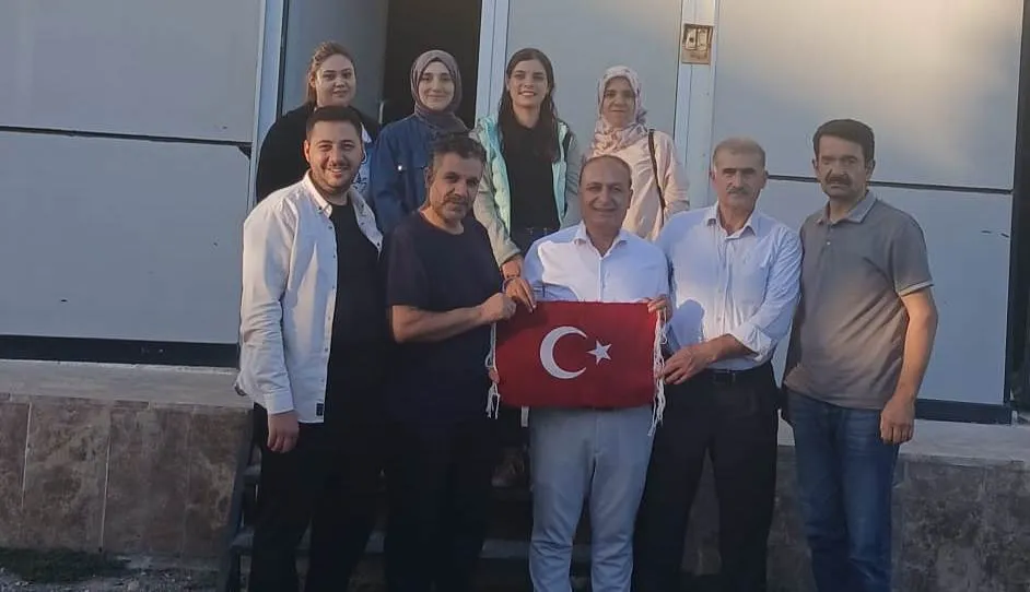 Siirt Ürünleri Tanıtım Derneği’nden Anlamlı Hediye: Keçi Tiftiğinden Dokunan Bayrak Fabrikaya Armağan Edildi