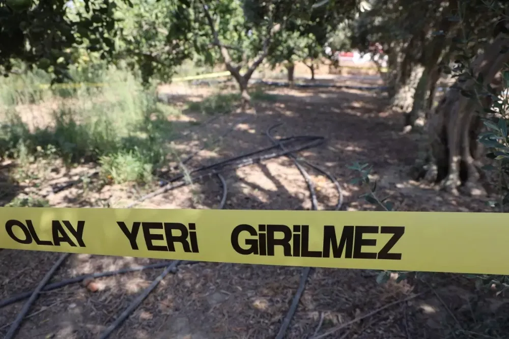 Para için arkadaşını narenciye bahçesinde satırla doğrayan şahıs yakalandı