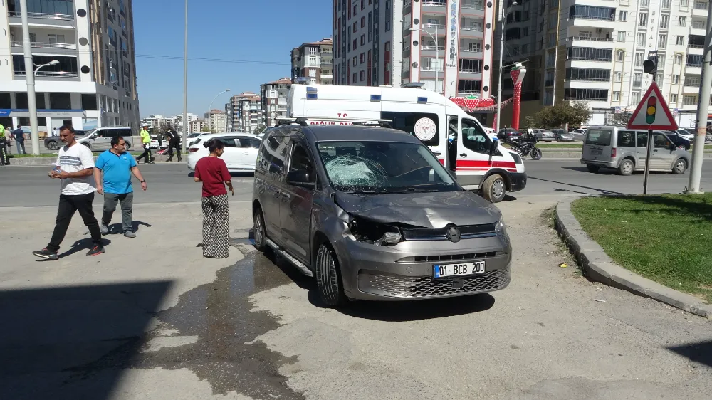 Hafif ticari aracın çarptığı anne ve 2 çocuğu ağır yaralandı