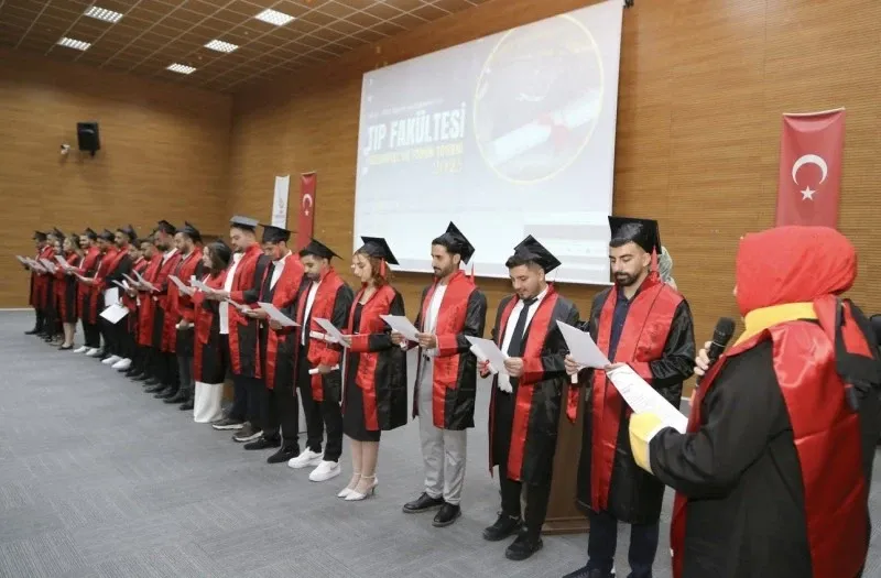 Siirt Tıp Fakültesi’nden Tarihi Mezuniyet! İlk Hekimler Göreve Hazır