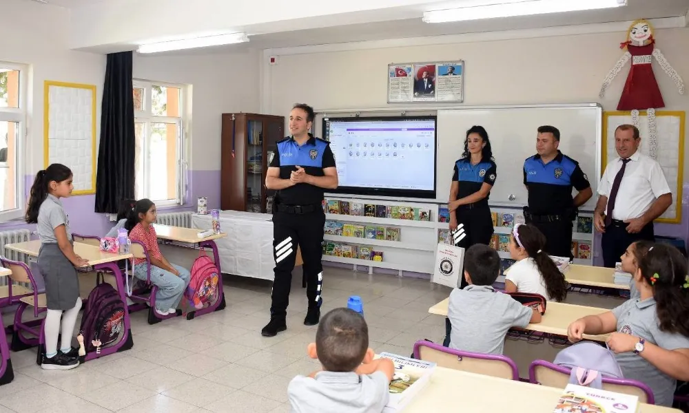 Polislerden öğrencilere kitap hediyesi